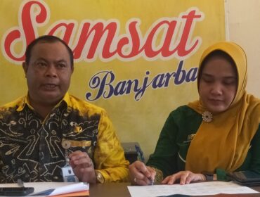 Kepala UPPD Samsat Banjarbaru, Pengayoman Bayu Aji (kiri) saat memberikan keterangan