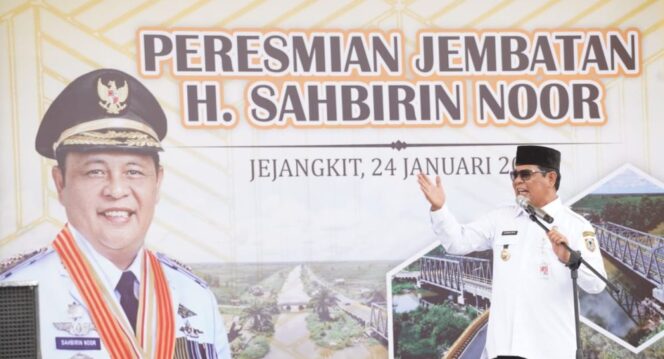 
 Gubernur Kalsel saat memberi sambutan peresmian jembatan