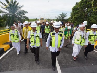 Gubernur Kalsel dan beberapa tokoh serta pejabat di Kalsel meresmikan Jembatan penghubung Barito Kukala dan Banjar