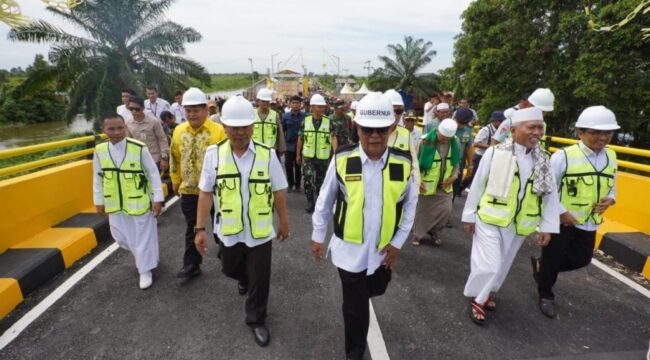 Gubernur Kalsel dan beberapa tokoh serta pejabat di Kalsel meresmikan Jembatan penghubung Barito Kukala dan Banjar