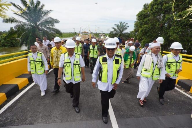 
 Gubernur Kalsel dan beberapa tokoh serta pejabat di Kalsel meresmikan Jembatan penghubung Barito Kukala dan Banjar